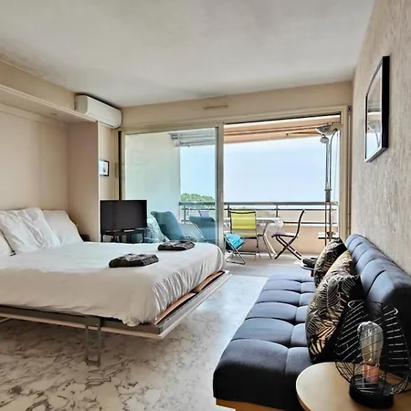 Avec Terrasse En Front De Antibes