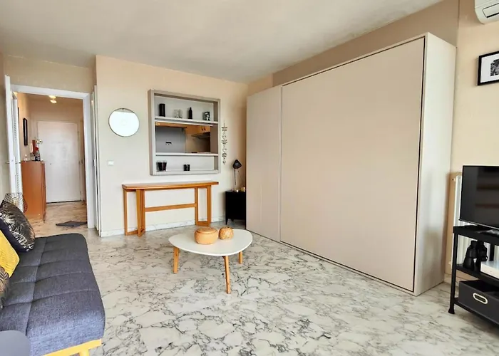 Avec Terrasse En Front De Antibes