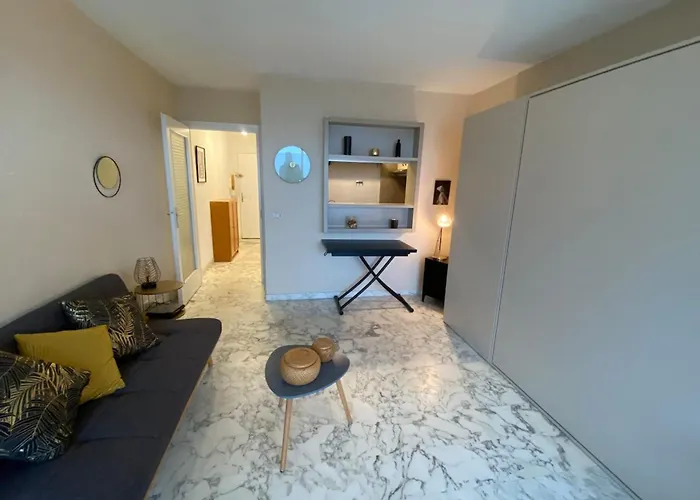 Avec Terrasse En Front De Appartement Antibes