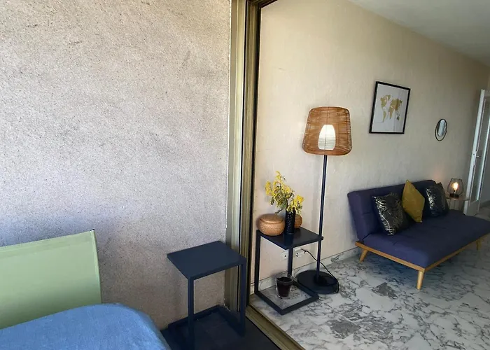 Avec Terrasse En Front De Appartement Antibes