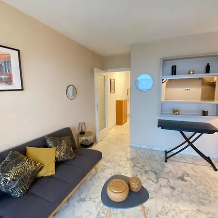 With Seafront Terrace Apartman