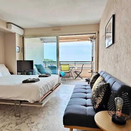 With Seafront Terrace Apartman