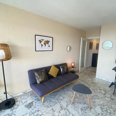 Avec Terrasse En Front De Appartement *