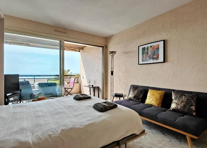 Apartman With Seafront Terrace Antibes